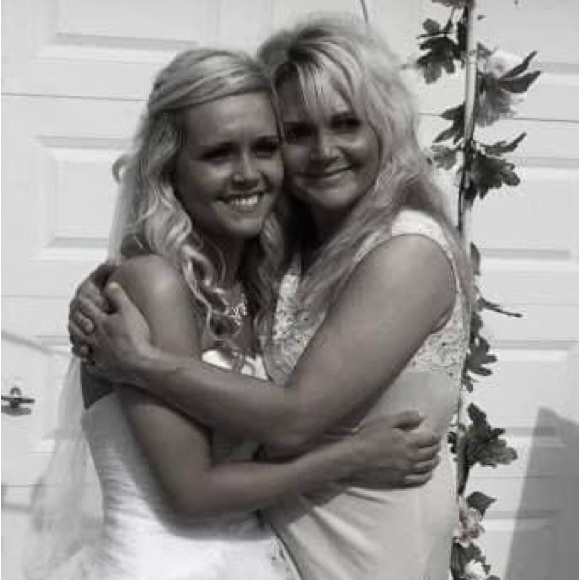 Hi, I'm Sissy! I'll be posting new & used items daily! 🛍️😊 - Picture 2 of 4